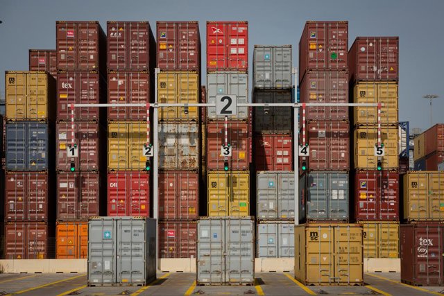 Archivo - Contenidors de mercaderies al moll de descàrrega del Port de Barcelona