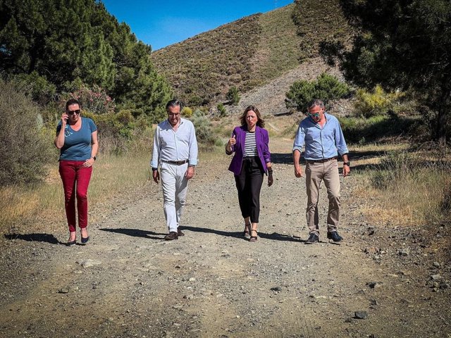 La presidenta del PP de Málaga, Patricia Navarro, visita la parcela donde se construirá el nuevo colegio y el instituto de Benahavís
