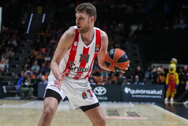 Archivo - El búlgaro Sasha Vezenkov (Olympiacos), en un partido de la Euroliga 2022-2023 ante el Valencia Basket. 
