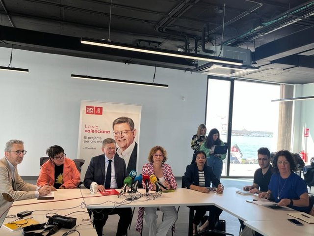 El'president' de la Generalitat y candidato del PSPV a la reelección, Ximo Puig, la 'número 1' por Alicante a Les Corts, Josefina Bueno, la 'número 3' por Alicante a Les Corts, Yaissel Sánchez, y el 'número 3' por Valencia, Arcadi España.