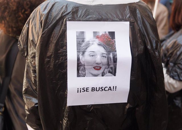 Un funcionario de la Administración con un cartel de la ministra de Justicia pegado a la espalda durante una manifestación frente al Ministerio que dirige Pilar Llop, a 17 de mayo de 2023, en Madrid (España). Funcionarios de la Administración de Justicia 