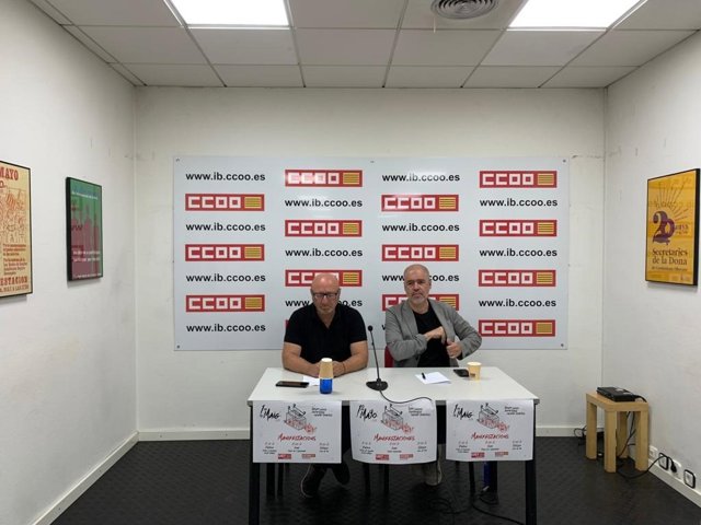 (De Izquierda A Derecha) El Secretario General De CCOO En Baleares, José Luis García, Junto Al Secretario General De CCOO, Unai Sordo, En Rueda De Prensa