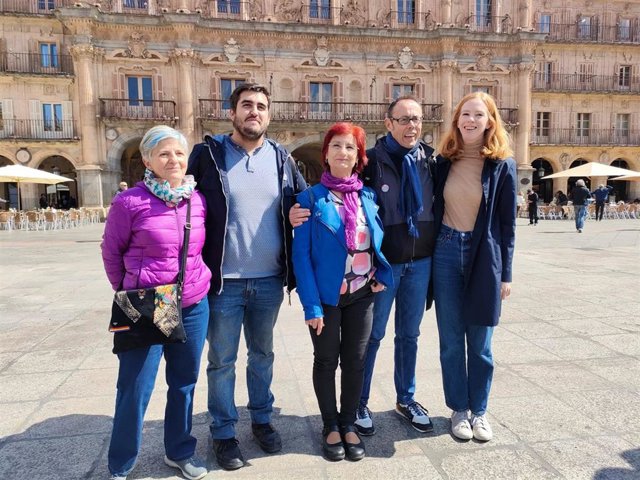 La secretaria de Organización de Podemos, Lilith Verstrynge, junto a integrantes de la lista de Podemos-IU-Alianza Verde al Ayuntamiento de Salamanca.