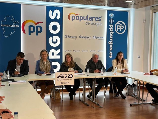 En El Centro De La Imagen La Candidata Del PP A La Alcaldía De Burgos, A Su Izquierda La Presidenta De Aragón, Luisa Fernanda Rudi, Y A Su Derecha El Ex Ministro De Seguridad Social, Juan Carlos Aparicio.
