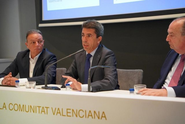El presidente de la CEV, Salvador Navarro; el presidente del PPCV, Carlos Mazón, y el presidente del Consejo de Cámaras, José Vicente Morata, en la sede de la patronal autonómica
