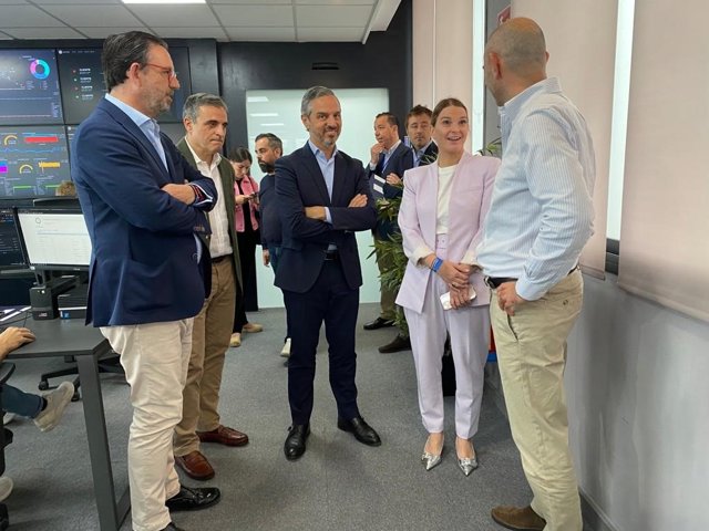 La presidenta del PP de Baleares y candidata al Govern, Marga Prohens, visita la empresa INTEC Real Cybersecurity.