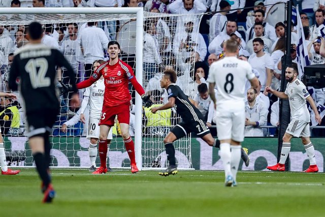 Archivo - Thibaut Courtois abronca a sus compañeros tras un gol del Ajax en la vuelta de los octavos de final de la Liga de Campeones 2018-2019
