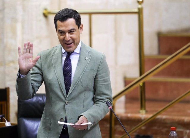 El presidente de la Junta de Andalucía, Juanma Moreno, en la sesión de control en el Parlamento de Andalucía del 18 de mayo de 2023.