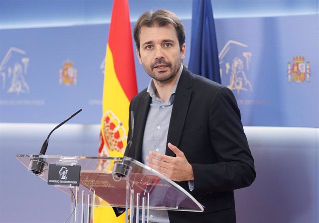 El coordinador autonómico de Podemos Murcia, Javier Sánchez Serna, interviene durante una rueda de prensa anterior a la reunión de la Junta de Portavoces, en el Congreso de los Diputados, a 18 de abril de 2023, en Madrid (España).