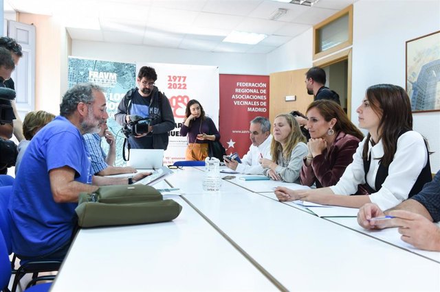 El presidente de la FRAVM, Quique Villalobos (1i); la candidata de Más Madrid a la Presidencia regional, Mónica García (2d), y la candidata de Más Madrid a la Alcaldía, Rita Maestre (1d), durante la presentación de las propuestas electorales 
