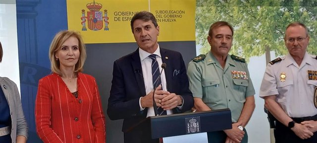 El delegado del Gobierno de España en Andalucía, Pedro Fernández, en rueda de prensa en Huelva este jueves.