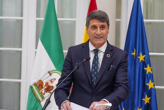 Archivo - El delegado del Gobierno en Andalucía, Pedro Fernández, interviene después de la presentación del cupón para conmemorar el Día Nacional de igualdad salarial, a 20 de febrero del 2023. (Foto de archivo).