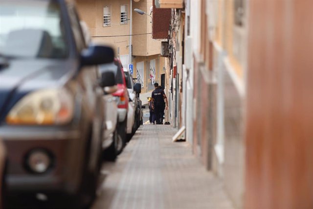 Policía acompaña a un trabajador de correos, a 17 de mayo de 2023, en Melilla (España).