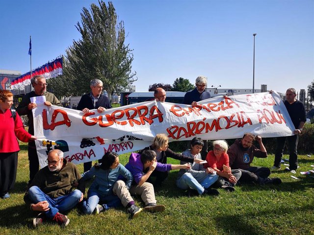 Manifestantes durante la acción Feria Internaciona de Defensa y Seguridad (FEINDEF).