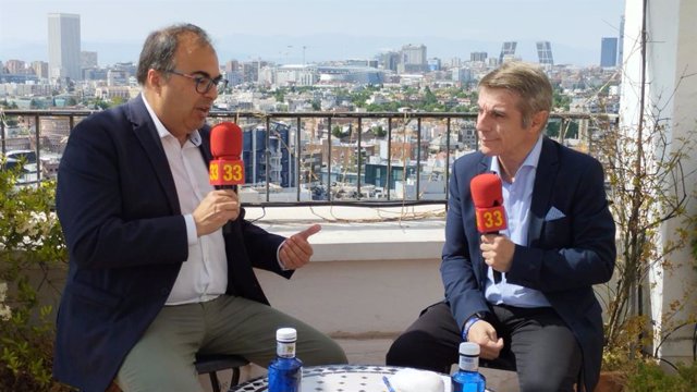 El alcalde de Leganés y candidato a la reelección por el PSOE, Santiago Llorente, entrevistado por el director de Canal 33 TV de Madrid, Enrique Riobóo