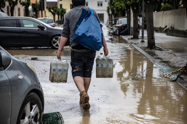 Calle inundada por las lluvias en Sant'Agata sul Santerno, Italia