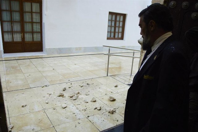 Desprendimiento de un trozo de cornisa en una puerta lateral del Parlamento andaluz.
