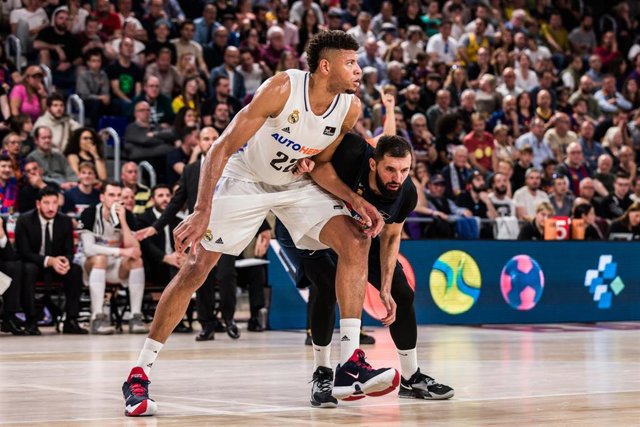 Archivo - Walter Tavares y Nikola Mirotic durante el Barça-Real Madrid de la Liga Endesa 2022-2023