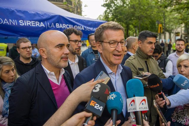 El presidente del Partido Popular, Alberto Núñez Feijóo (d), y el candidato a la alcaldía de Barcelona por el PP, Daniel Sirera (i), ofrecen declaraciones cuando asisten juntos a la parada de Sant Jordi del partido en la Rambla de Catalunya, a 23 de abril