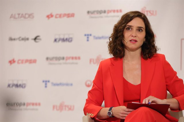 La presidenta de la Comunidad de Madrid, Isabel Díaz Ayuso, interviene durante un desayuno informativo de Europa Press, en el Hotel Hyatt Regency Hesperia, a 18 de mayo de 2023, en Madrid (España).