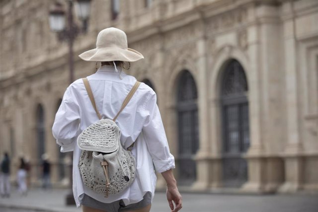 Turista en el centro de Sevilla.