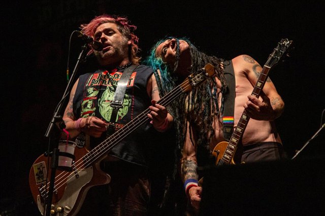 Archivo - El cantant i baixista de NOFX, Fat Mike, i el guitarrista del grup, Erik Sandin