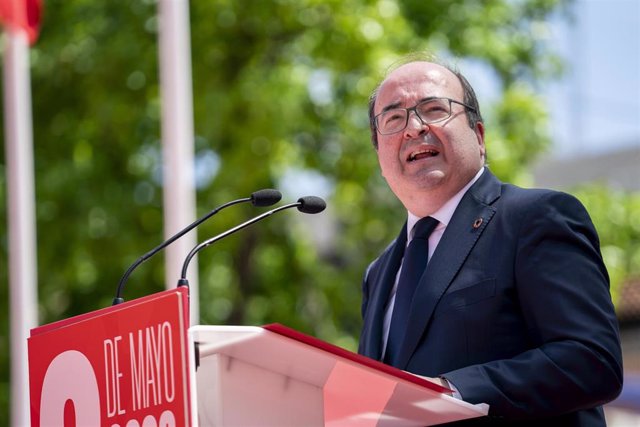 El ministro de Cultura y Deportes, Miquel Iceta, interviene durante el acto de homenaje a los Héroes de la Independencia, en la Plaza del Pradillo, a 2 de mayo de 2023, en Móstoles, Madrid (España).