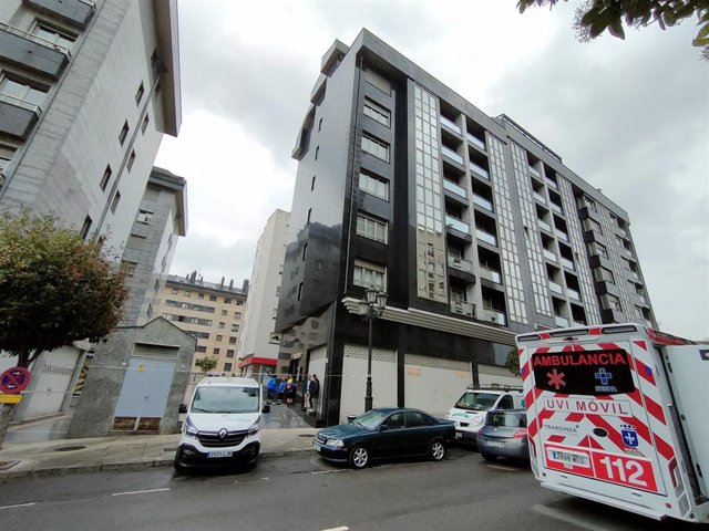 Edificio en el que residían las dos mellizas de 12 años que se precipitaron por la ventana.