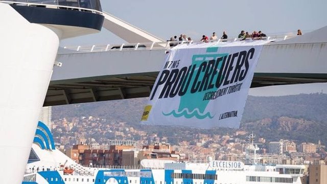 La pancarta dels membres de la CUP al Port de Barcelona