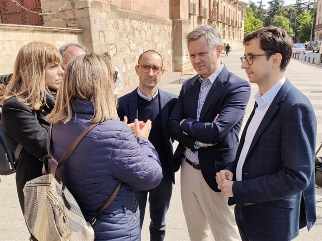 El ministro de Sanidad, José Manel Miñones (segundo por la derecha), en Salamanca junto a representantes del PSOE de la ciudad.