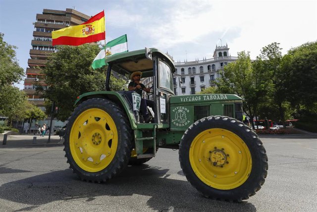 Los regantes durante la tractorada para reclamar la autorización del riego con aguas regeneradas