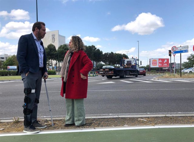 Los candidatos del PSOE a las alcaldías de Valladolid, Óscar Puente, y Laguna de Duero, Yolanda Lanza, en la rotonda de San Agustín.