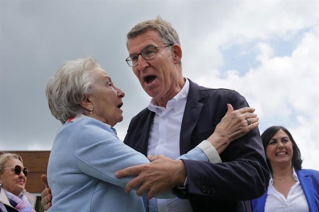 El presidente del Partido Popular, Alberto Núñez Feijóo, saluda a una mujer a su llegada a un acto electoral del Partido Popular, en el Eurostars Gran Hotel Lugo.