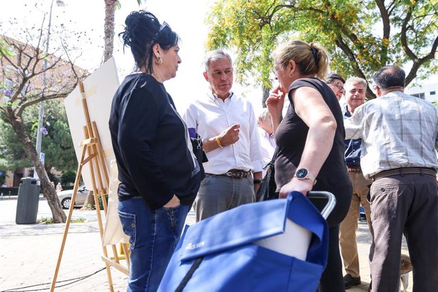 José Luis Sanz se reúne con vecinos de Sevilla Este para informarles de su proyecto para este distrito.