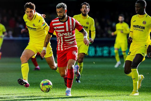 Archivo - Taty Castellanos perseguido por Pau Torres durante el Villarreal-Girona de LaLiga Santander 2022-2023