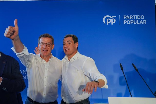 El presidente del PP, Alberto Núñez Feijóo (i), y el presidente del PP-A, Juanma Moreno (d)