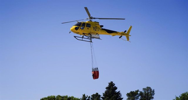Helicóptero bombardero activado por la Comunidad de Madrid para ayudar en la extinción del incendio forestal de Pinofranqueado, en Cáceres.