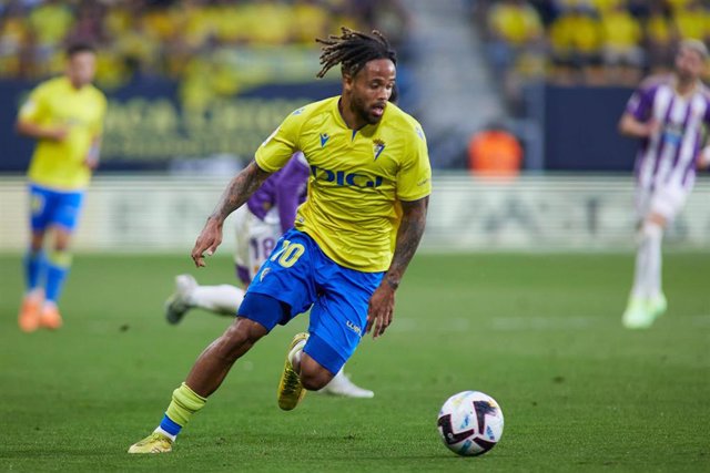 Théo Bongonda, durante un partido con el Cádiz.