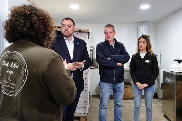 El presidente del Principado y candidato socialista a la reelección, Adrián Barbón, visita a la empresa Shiit-Astur, en Salas, junto al número uno de la candidatura del PSOE por la circunscripción Occidental, Marcelino Marcos Líndez.
