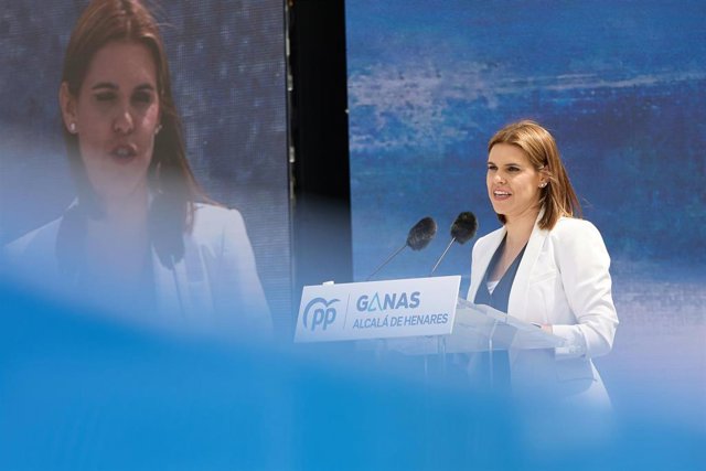 La candidata del PP a la Alcaldía, Judith Piquet, interviene durante un acto de campaña, a 20 de mayo de 2023, en Alcalá de Henares, Comunidad de Madrid, (España). Ayuso se ha encontrado con simpatizantes y afiliados del Partido Popular de Madrid en un ac