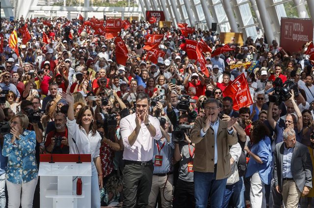 La candidata del PSPV a l'Ajuntament de València i actual vicealcaldesa, Sandra Gómez; el president del Govern central, Pedro Sánchez (2d); i el president de la Generalitat, Ximo Puig; intervenen en un acte de campanya del PSPV-PSOE a València