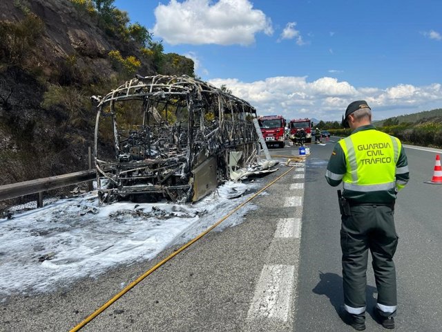 AMP.- Sucesos.- Cortada la autopista AP-15 por el incendio de un autobús cerca de Pueyo