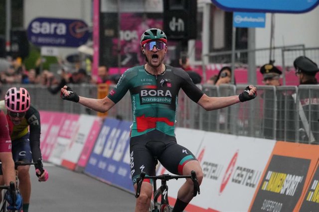 El ciclista alemán Nico Denz (BORA-hansgrohe) ganó este sábado la decimocuarta etapa del Giro de Italia, disputada entre Sierre y Cassano Magnago sobre 194 kilómetros y en su segundo triunfo parcial en esta 'Corsa rosa'