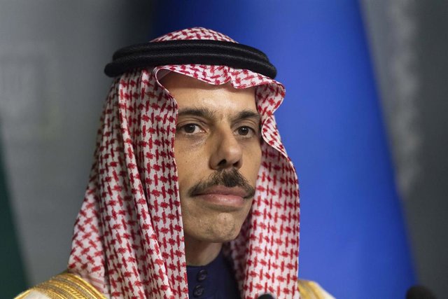 Archivo - El príncipe Faisal bin Farhan al Saud