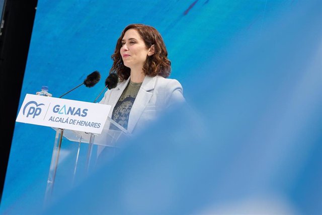 La presidenta de la Comunidad de Madrid, Isabel Díaz Ayuso interviene durante un acto de campaña del Partido Popular, a 20 de mayo de 2023, en Alcalá de Henares, Comunidad de Madrid, (España). Ayuso se ha encontrado con simpatizantes y afiliados del Parti