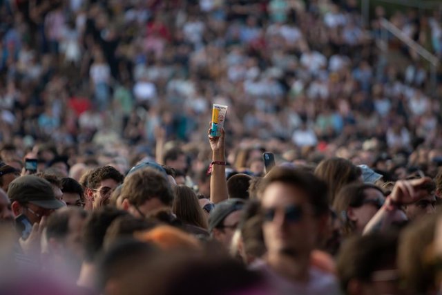 Archivo - Un grup de persones durant la primera jornada del Festival Primavera Sound Barcelona, a Sant Adriá de Besòs, a 2 de juny del 2022