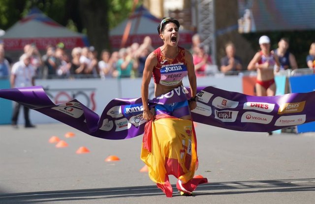 María Pérez bate el récord del mundo de 35 km marcha.
