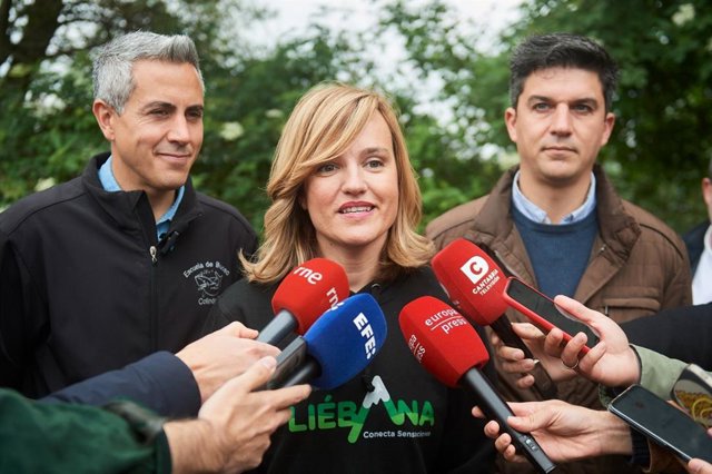La ministra de Educación, Pilar Alegría, visita el refugio canino de ASPROAN en Santander.