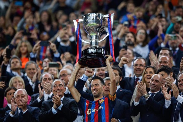 Sergio Busquets levanta el trofeo de campeón del FC Barcelona en LaLiga 2022/23.