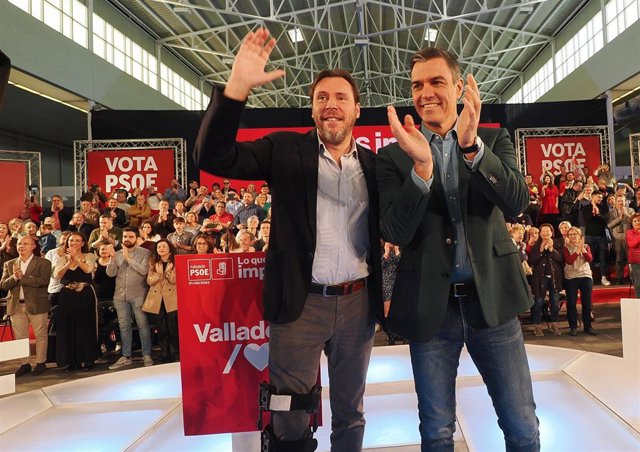 El secretario general del PSOE y presidente del Gobierno, Pedro Sánchez (d), y el alcalde de Valladolid y candidato socialista a la reelección, Óscar Puente (i), durante un acto de campaña  en Valladolid.